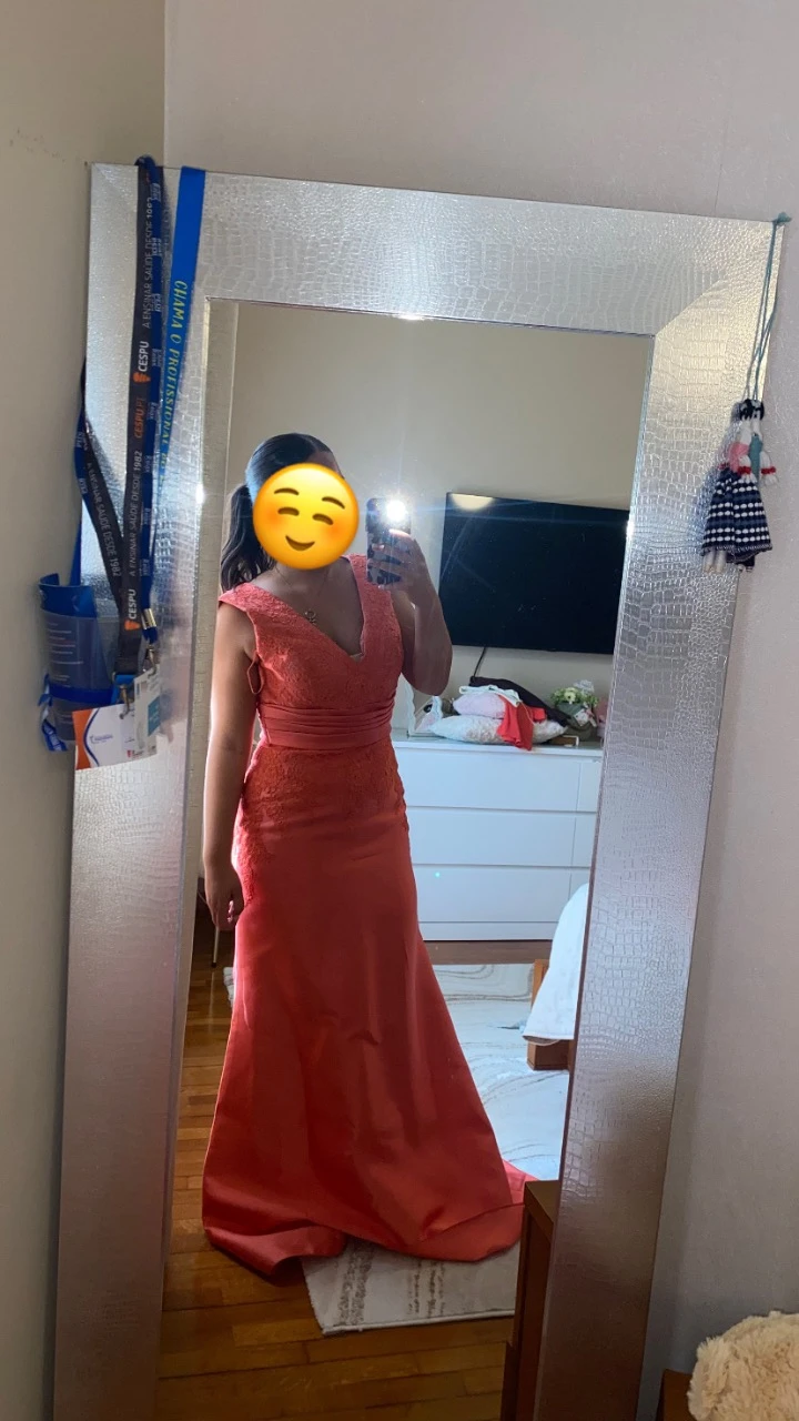 vestido comprido de cerimonia casamento com casaco cor coral marca pronovias